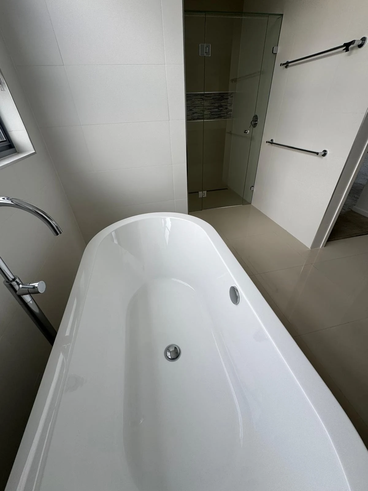 Freestanding bath and shower